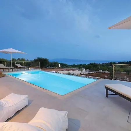 Sleeps 4 With Pool Air Con And Wifi