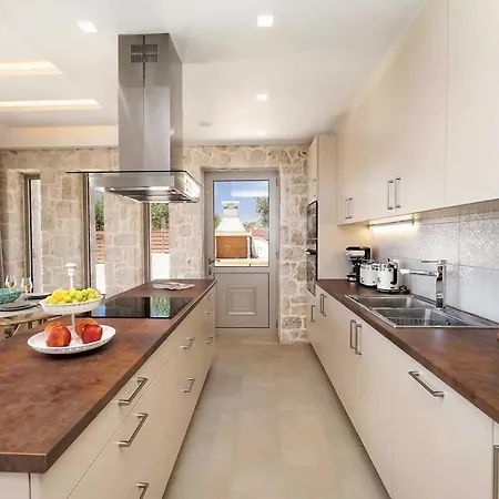 Βίλα Sleeps 4 With Pool Air Con And Wifi Μουσάτα