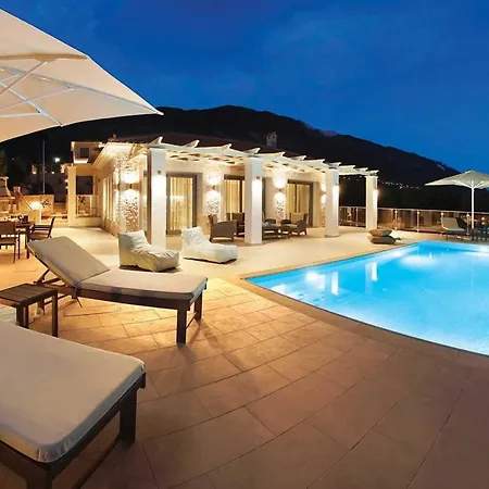 Sleeps 4 With Pool Air Con And Wifi *